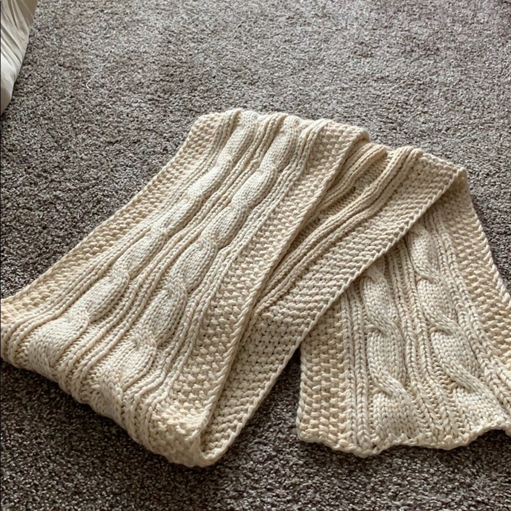 Cable knit scarf